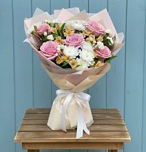 Букет цветов из:  Гвоздики, Орхидеи и Розы в Беспятово