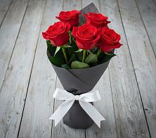 Букет 5 Красных роз Эдлесс Лав в Беспятово