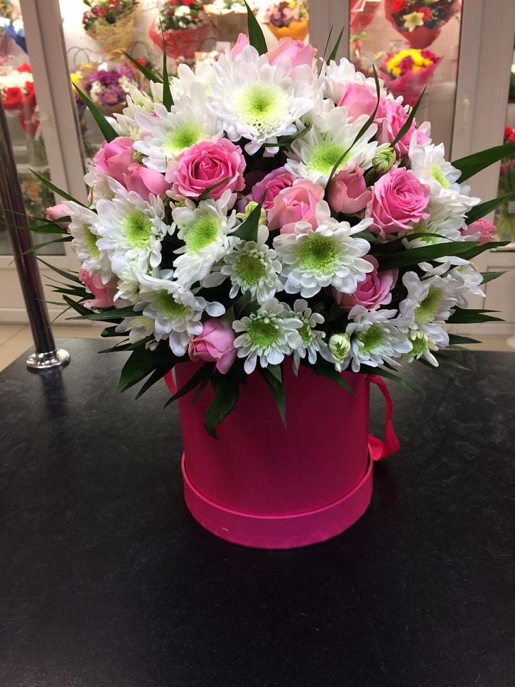 Цветочная композиция из Розы и Хризантемы в шляпной коробке в Беспятово