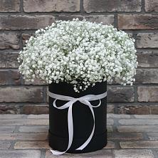 Цветочная композиция из Гипсофила в шляпной коробке в Беспятово