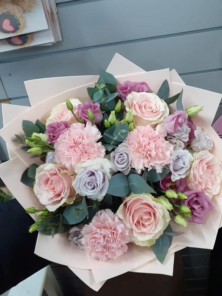 Букет цветов из: Розы, Гвоздики и Лизиантусы в Беспятово